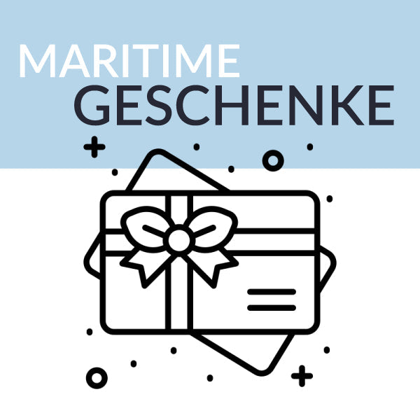 Maritimer Geschenkbereich mit Manöverschluck-Flasche und Segelschiff-Geldgeschenk. Vielfältige Geschenkideen für Segler zu verschiedenen Anlässen wie Geburtstagen.