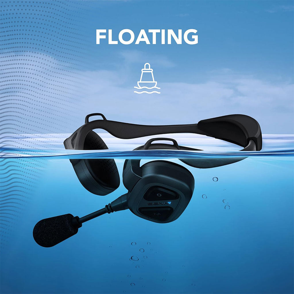 SENA Marine Bosun Headset schwimmfähig auf Wasseroberfläche, ideal für sichere Kommunikation auf See.
