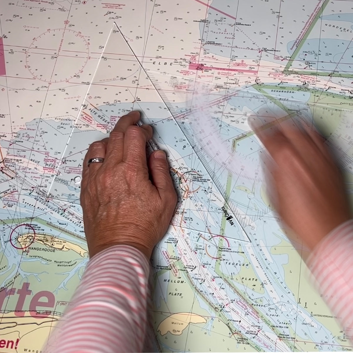 Anlegedreieck auf Papierseekarte mit Kursdreieck – Parallelverschiebung in der terrestrischen Navigation