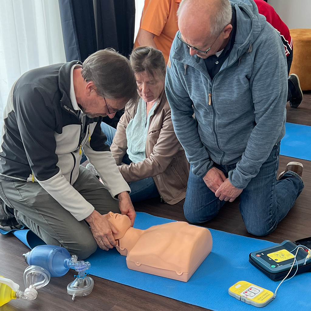 Trainer demonstrieren im Medizin-auf-See-Training den Einsatz von Beatmungsbeutel und Defibrillator.