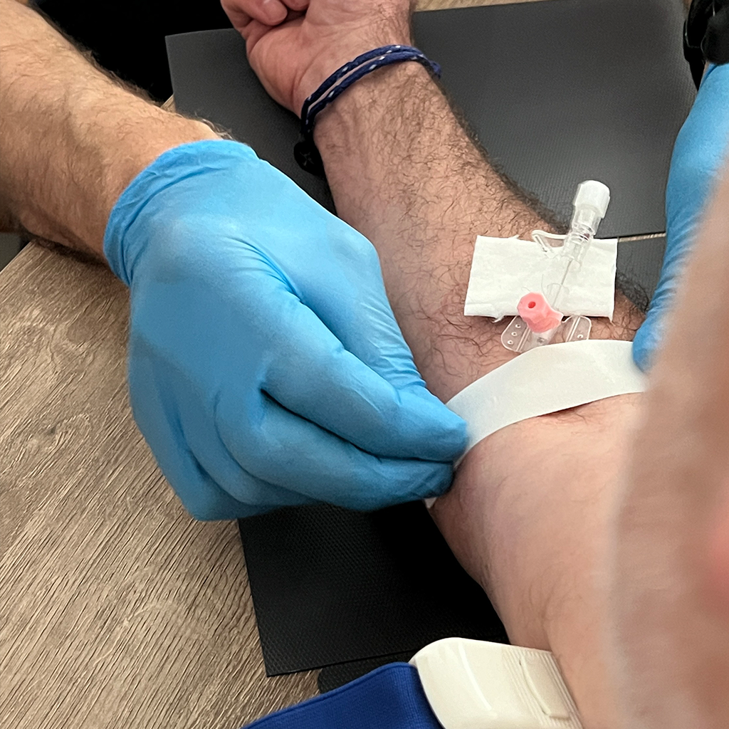 Im Medizin-auf-See-Training wird gezeigt, wie an Bord ein Zugang gelegt und fachgerecht vorbereitet wird.