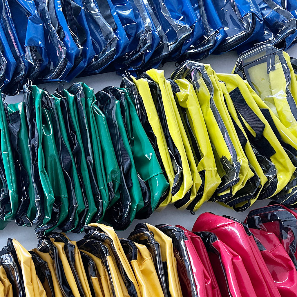 Mehrfarbige Modultaschen aus Plane, zusammengestellt in verschiedenen Varianten als Übersicht.