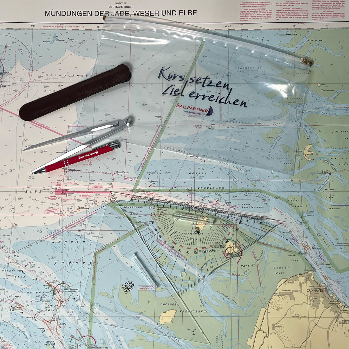 Navigationsset für SBF See mit Marinezirkel und kleinen Dreiecken auf Seekarte zur Darstellung der Abmessungen.