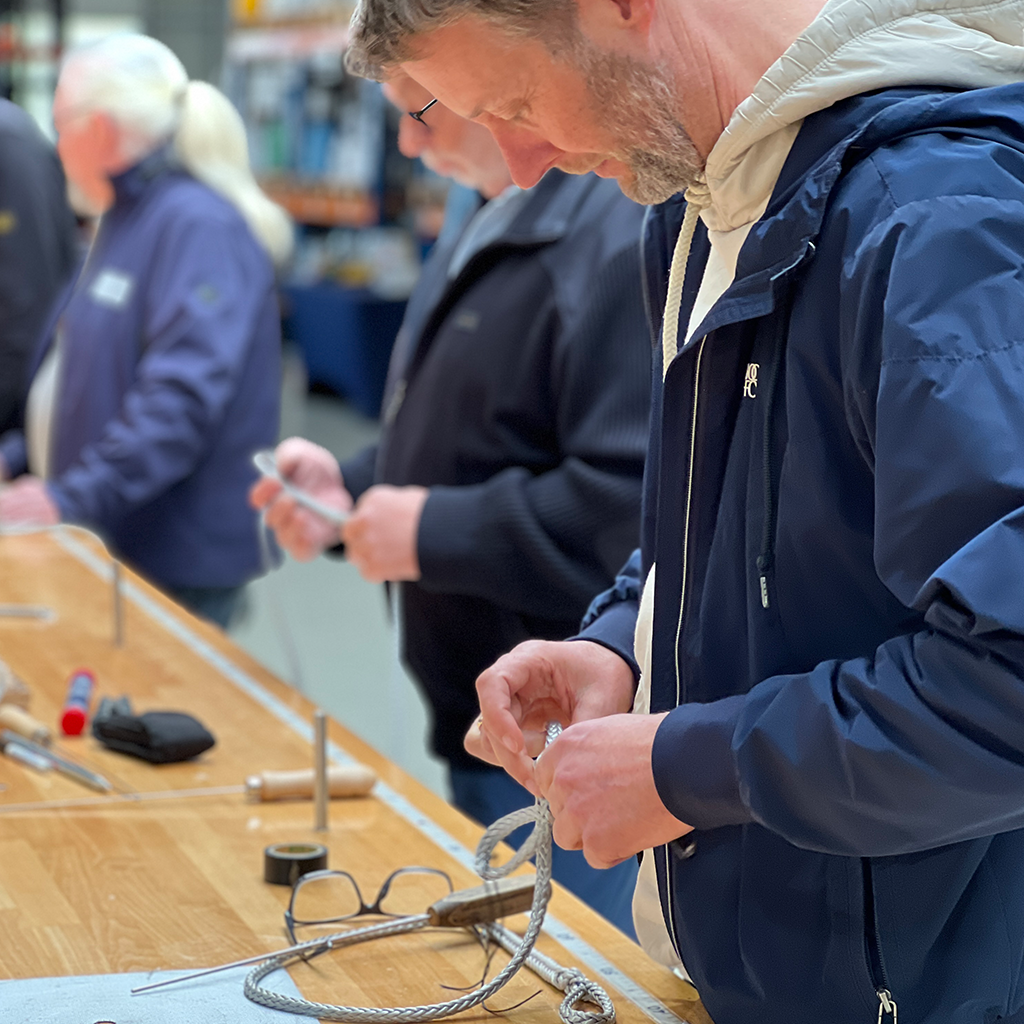 Teilnehmer arbeiten im Kurs mit Dyneema-Tauwerk und üben moderne Spleiss-Techniken.