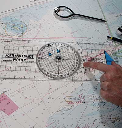 Navigations-Kursdreieck, Sportküstenschifferschein, Sportseeschifferschein und Sporthochseeschifferschein, Skipper, Navigation an Bord, Ausbildung, Breton Plotter, Portland Plotter