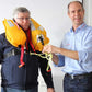 Ein MOB Lifesaver wird an einer Rettungsweste befestigt und kann im Notfall eine lebensrettende Verbindung zur über Bord gegangenen Person herstellen