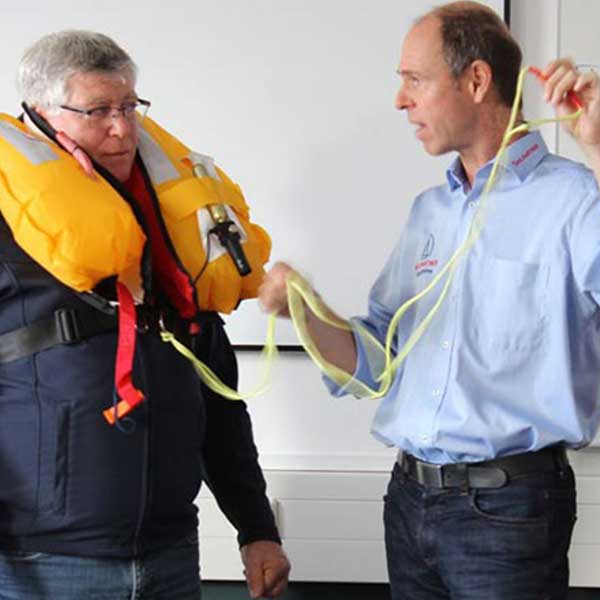 MOB Lifesaver: Integrierte Dyneema-Leine in Rettungsweste für Segelsicherhe