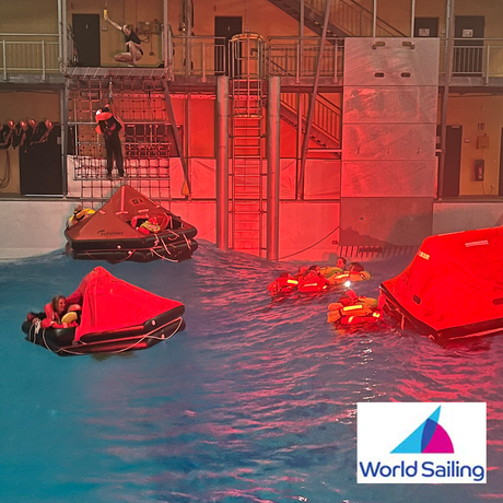 Offshore-Sicherheitstraining World Sailing zertifiziert mit Rettungsinsel und Teilnehmern im Wasser