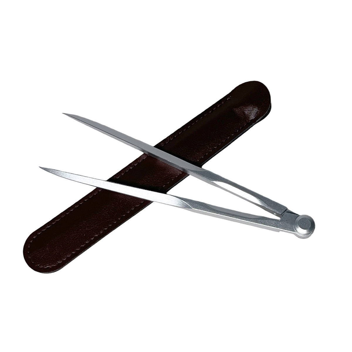 Kartenzirkel mit geöffneten Schenkeln und Etui, Navigationsbesteck für Seekarten und Ausbildung.