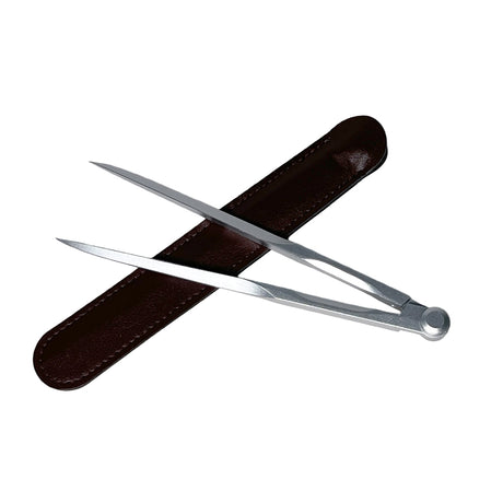 Kartenzirkel mit geöffneten Schenkeln und Etui, Navigationsbesteck für Seekarten und Ausbildung.