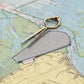 Marinezirkel Messing mit Segeltuch-Hülle auf Seekarte – ideales Navigationsinstrument für Ausbildung und Praxis an Bord.