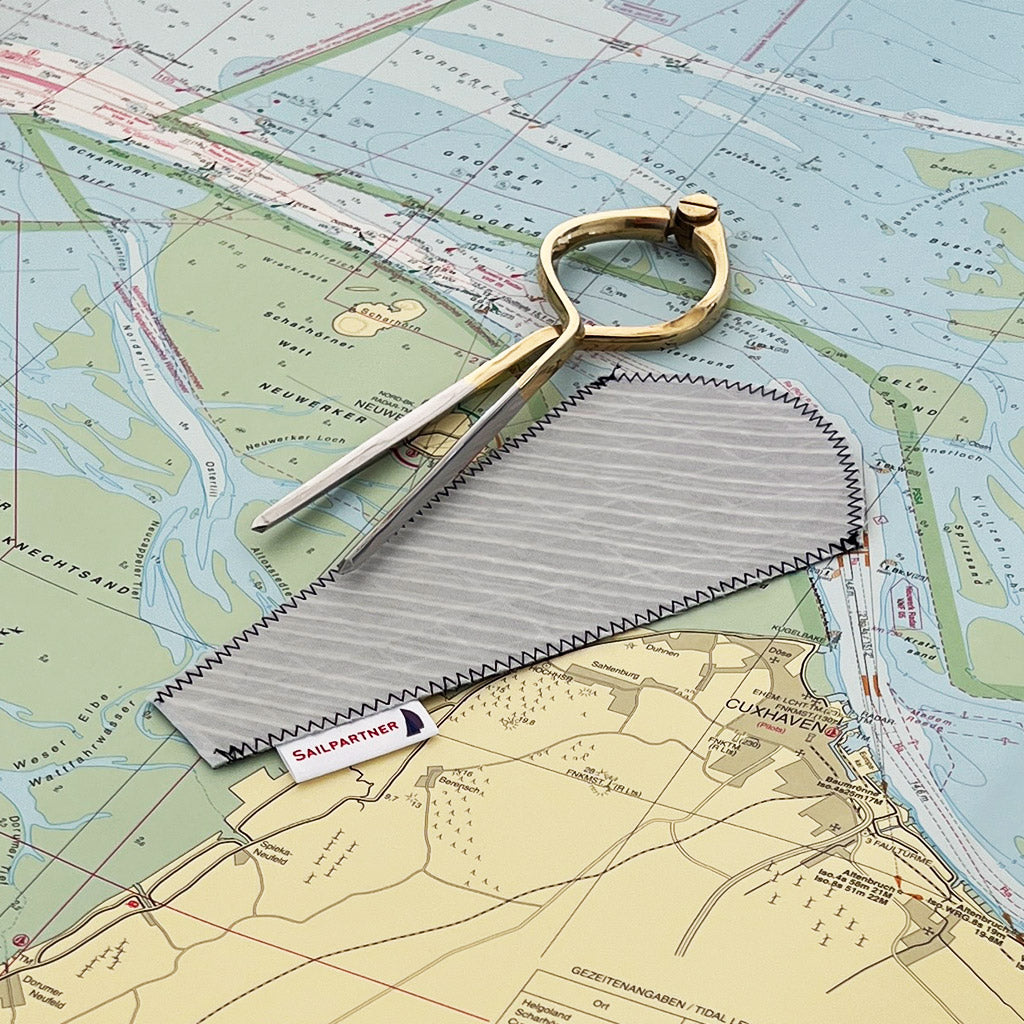 Marinezirkel Messing mit Segeltuch-Hülle auf Seekarte – ideales Navigationsinstrument für Ausbildung und Praxis an Bord.