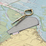 Marinezirkel Messing mit Segeltuch-Hülle auf Seekarte – ideales Navigationsinstrument für Ausbildung und Praxis an Bord.