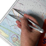 Kartenzirkel in der Hand beim Abgreifen von Distanzen auf der Seekarte, präzise Navigation.