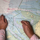 Kursdreieck bei der Kartenarbeit auf Papierseekarte – präzise Navigation und Kursbestimmung