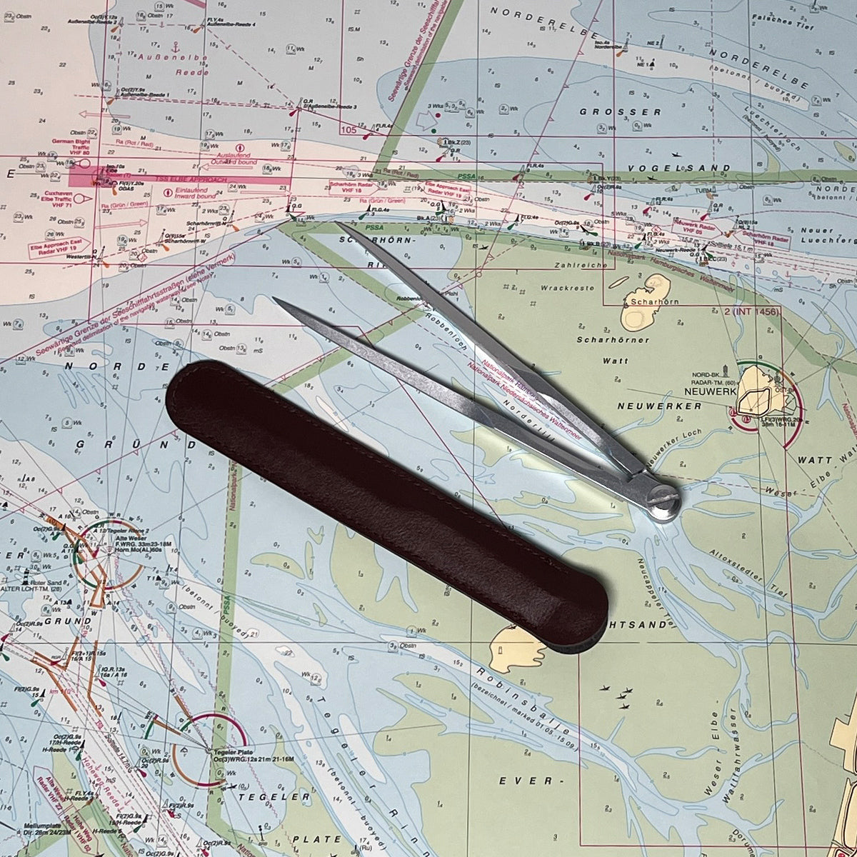 Marinezirkel auf Seekarte mit Etui, ideal zur Navigation und Kartenarbeit an Bord oder im Training.