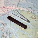 Marinezirkel auf Seekarte mit Etui, ideal zur Navigation und Kartenarbeit an Bord oder im Training.