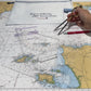 Navigations-Set mit Einhandzirkel und großen Dreiecken, Anwendung auf Seekarte – ideal für Segelausbildung und Praxis.