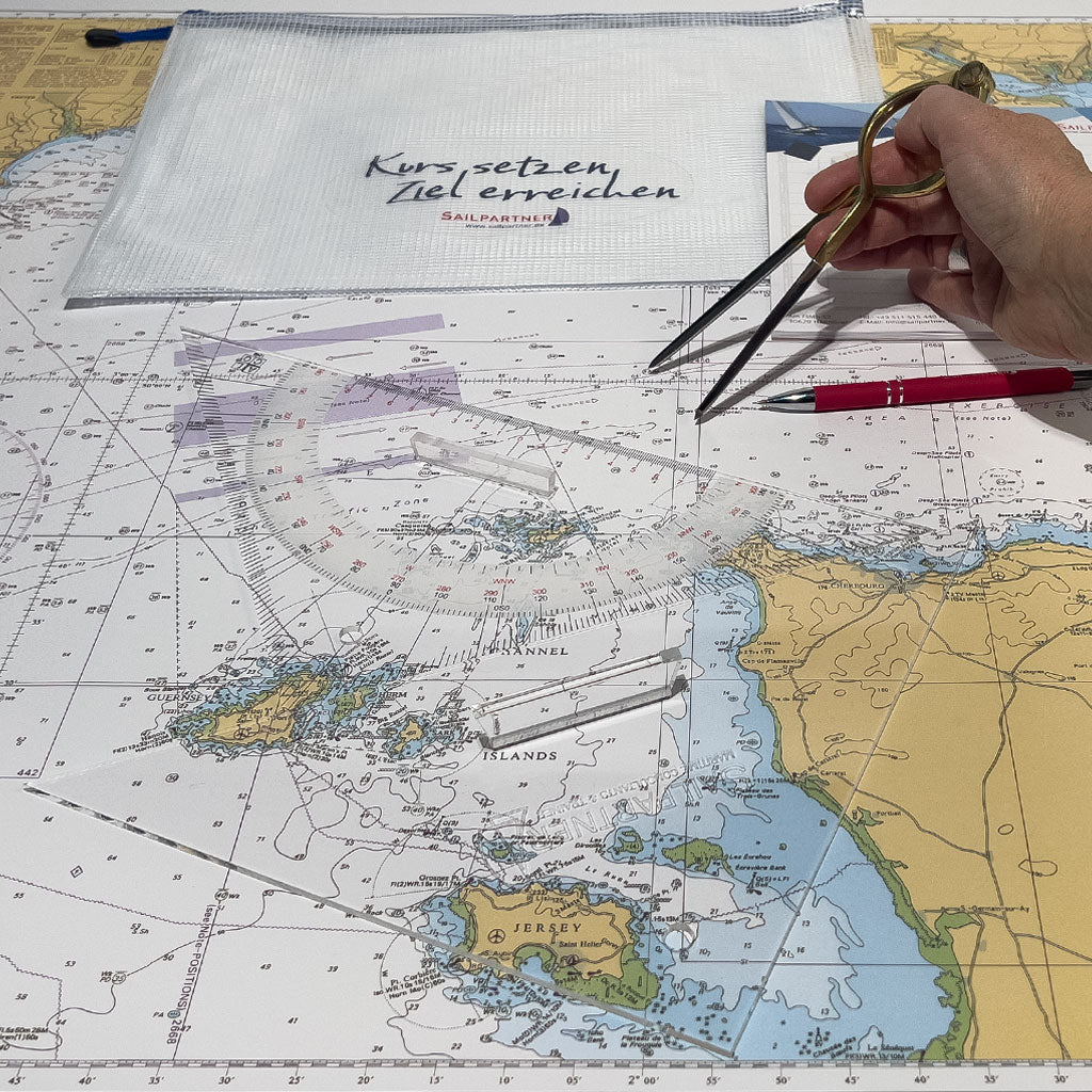 Navigations-Set mit Einhandzirkel und großen Dreiecken, Anwendung auf Seekarte – ideal für Segelausbildung und Praxis.