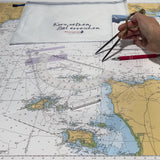 Navigations-Set mit Einhandzirkel und großen Dreiecken, Anwendung auf Seekarte – ideal für Segelausbildung und Praxis.