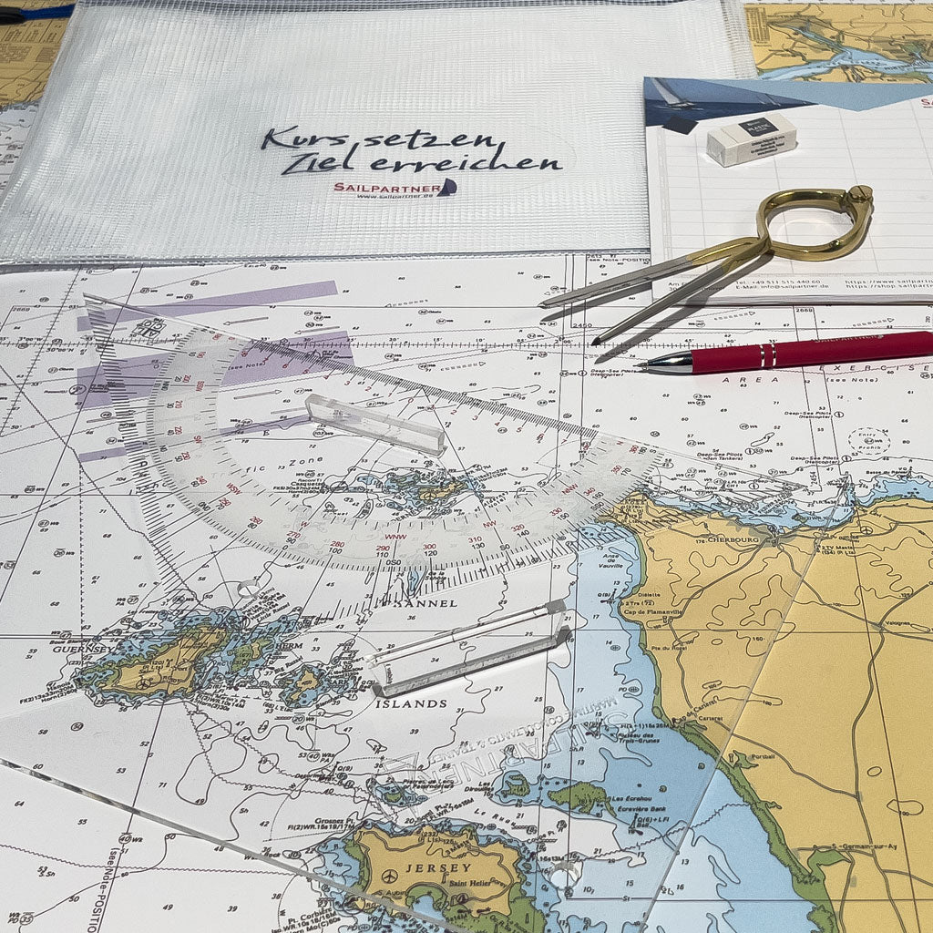 Navigations-Set mit Einhandzirkel und großen Dreiecken auf Seekarte – klassisches Navigationsbesteck für die terrestische Navigation