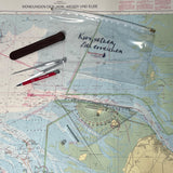 Navigationsset für SBF See mit Marinezirkel und kleinen Dreiecken auf Seekarte zur Darstellung der Abmessungen.