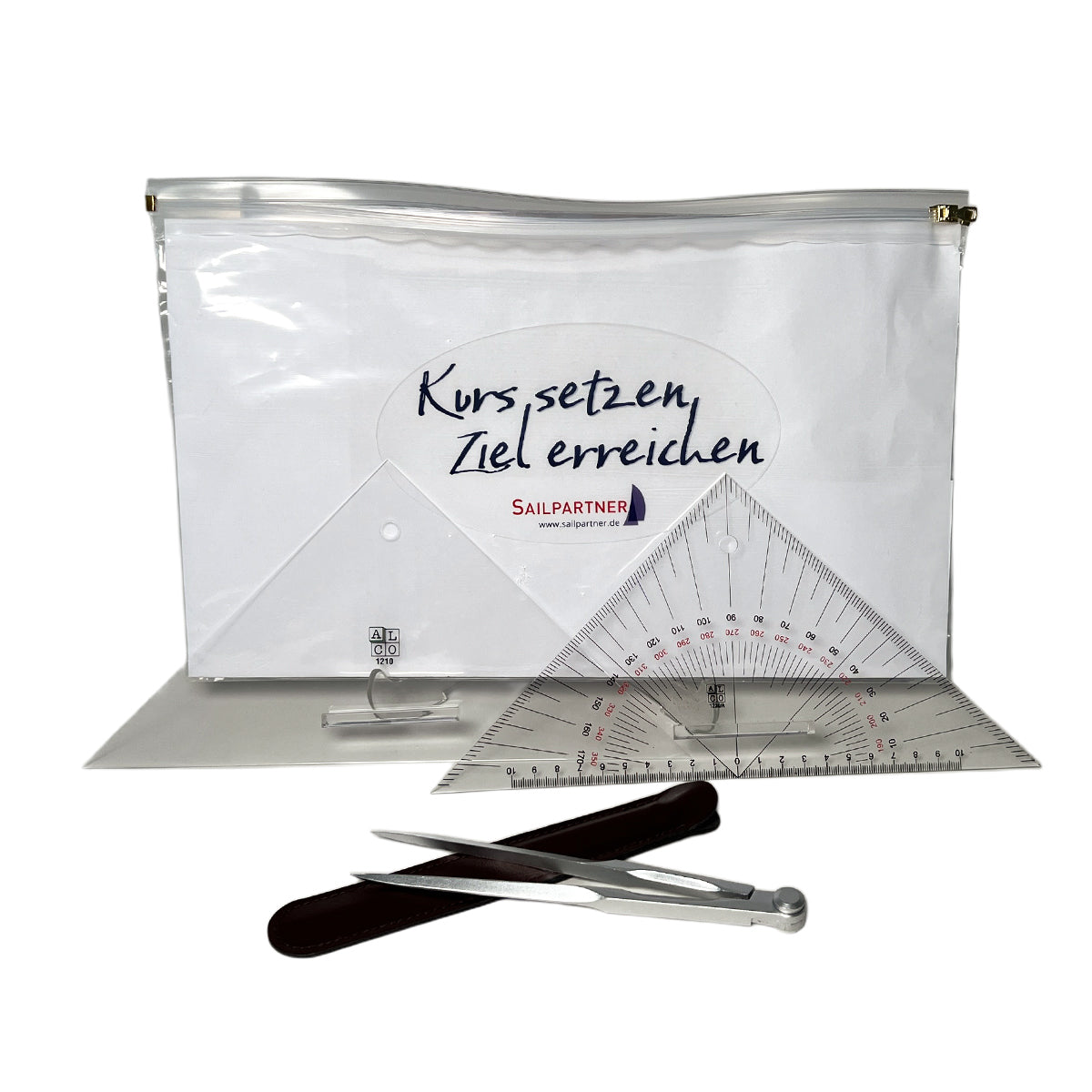 Navigationsset SBF See mit Marinezirkel, Kurs- und Anlegedreieck, aus PVC-Tasche entnommen auf weißem Hintergrund.