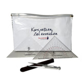 Navigationsset SBF See mit Marinezirkel, Kurs- und Anlegedreieck, aus PVC-Tasche entnommen auf weißem Hintergrund.