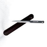 Geschlossener Navigationszirkel auf Etui, sicher aufbewahrtes Navigationsbesteck für Seekarten.