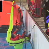 Trainer demonstriert im Offshore-Sicherheitstraining die Jonbuoy Ein-Personen-Rettungs- und Bergehilfe, die im Kurs praktisch erprobt wird