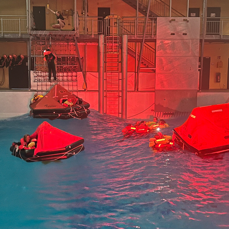 Offshore-Sicherheitstraining im Offshore-Training-Center mit Rettungsinsel, Kühlbergen und Teilnehmern im Wasser