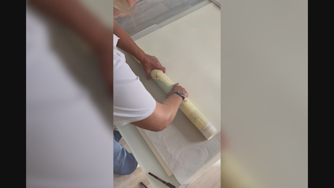 Video: Versandvorbereitung von Seekarten – gerollt mit Druck nach außen für sicheren, faltenfreien Transport in Zeichenrolle