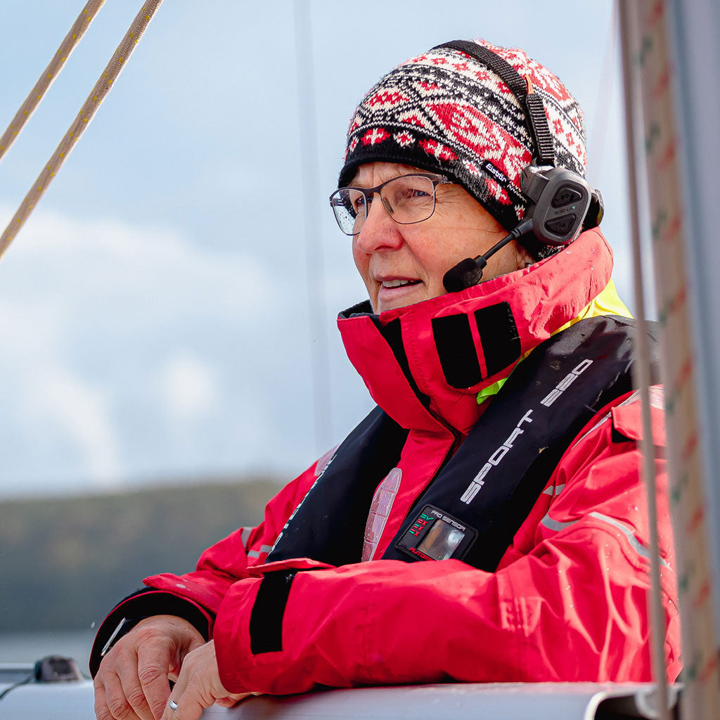 Sena Headset BOSSUM beim Deutschen Company Cup, getragen über Mütze – klare Verständigung auch unter Segelbedingungen.