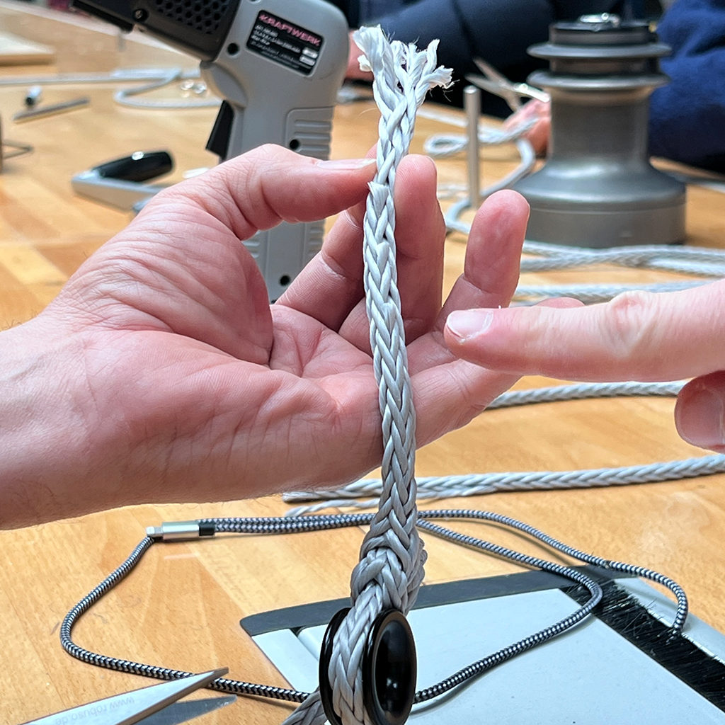 Detailaufnahme eines Dyneema-Tauwerkschäkels mit sauber ausgeführtem Spleiss im Kurs.
