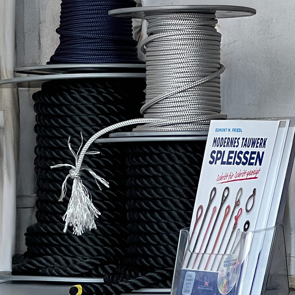 Tauwerk und das Fachbuch „Spleissen mit modernem Tauwerk“ als Lehrmaterial im Kurs.