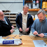 Trainer demonstriert den Einsatz eines Selma-Fid beim Spleissen von Tauwerk im Kurs.