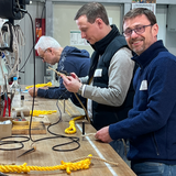 Teilnehmer üben eigenständig verschiedene Spleiss-Techniken mit Tauwerk im Kurs.
