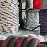 Unterschiedliche Tauwerkarten im Spleisskurs zur Veranschaulichung der Materialkunde.