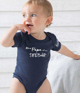 Mein Papa ist ein Seebär, Baby Strampler, Maritimer Baby Strampler Geschenkidee für Neugeborene zur Geburt oder zum 1. Geburtstag.